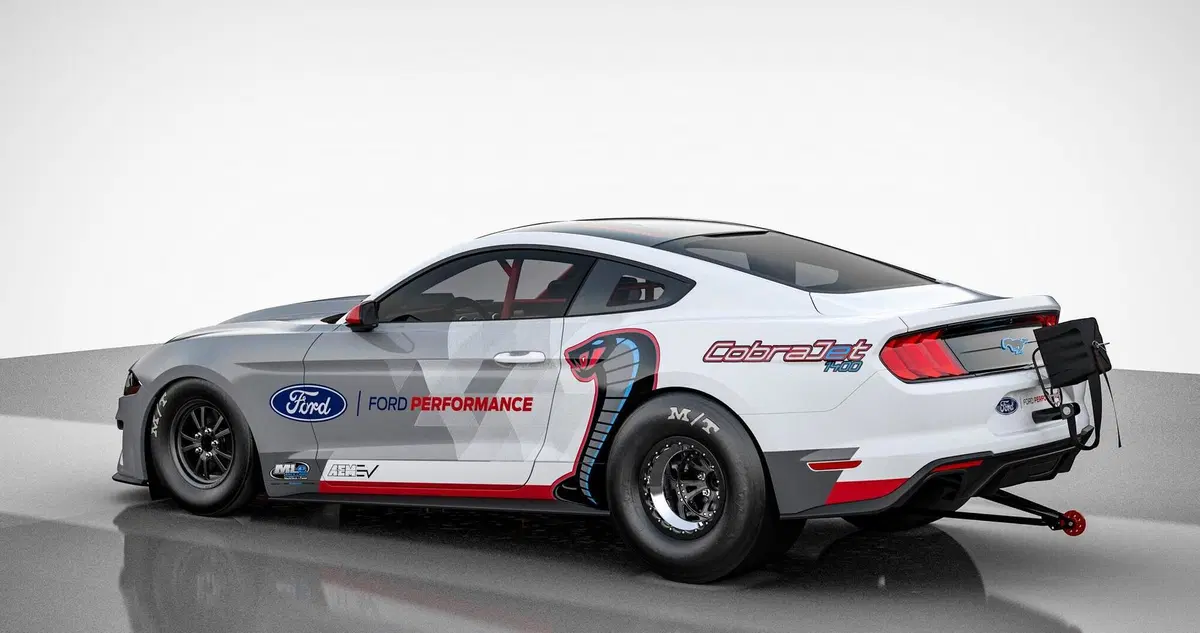 La prima Ford Mustang elettrica è un Dragster da 1.400 CV e 1/4 di miglio in 8 secondi (2)