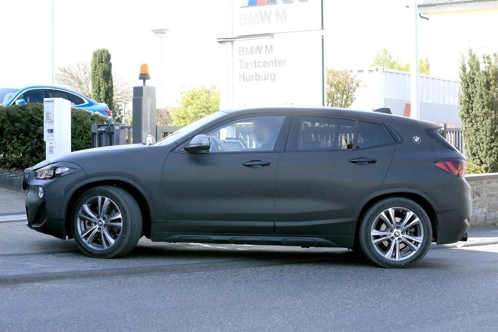 La futura BMW X2 vista di profilo