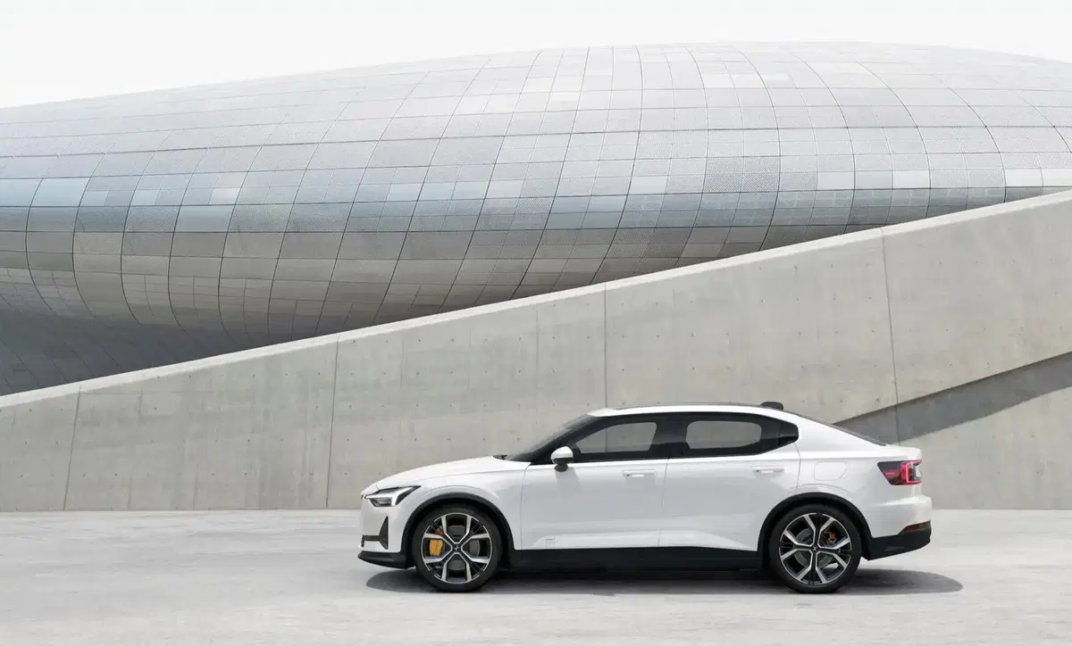 L’auto elettrica più gettonata del 2020 e 2021? Polestar 2 sfrutta sicurezza Volvo e vantaggio produttivo cinese per sfondare in Europa e USA [listino prezzi abbassato] (9)