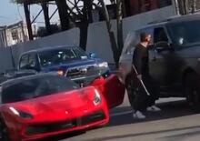 Ferrari 488 vs Range Rover: la sfida tra padroni finisce a mazzate sul parabrezza...