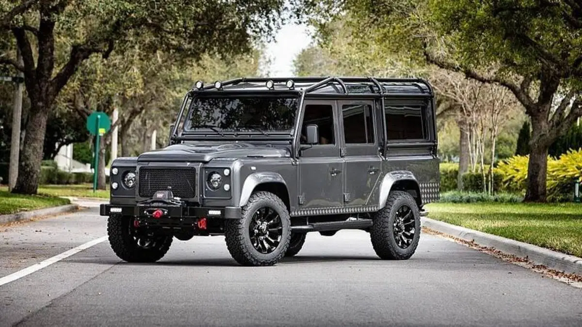 Tesla motorizza i fuoristrada puri inglesi: Land Rover Defender EV ordinabile ma dettagli consegna sconosciuti