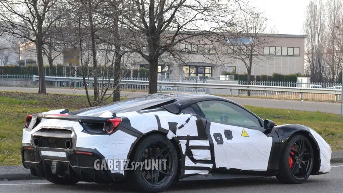 Da Ferrari F8 Tributo ad V6 Erede ibrida | Le ipotesi sulla 488 camuffata ma certamente elettrificata (5)