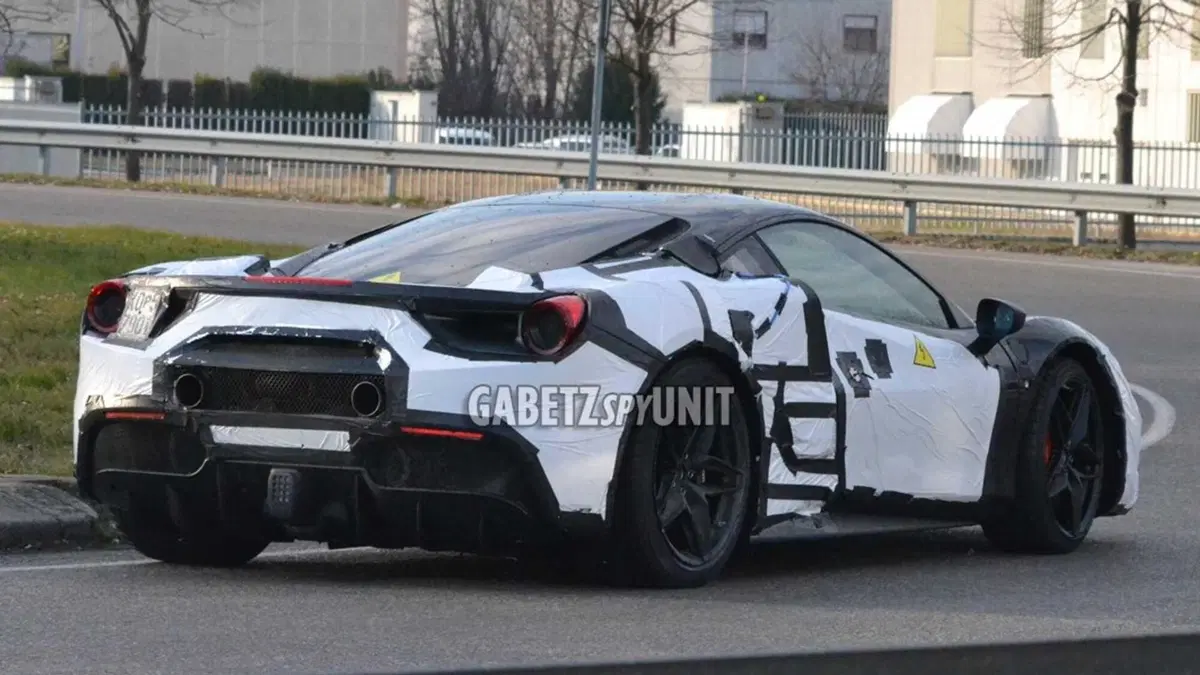 Da Ferrari F8 Tributo ad V6 Erede ibrida | Le ipotesi sulla 488 camuffata ma certamente elettrificata (8)