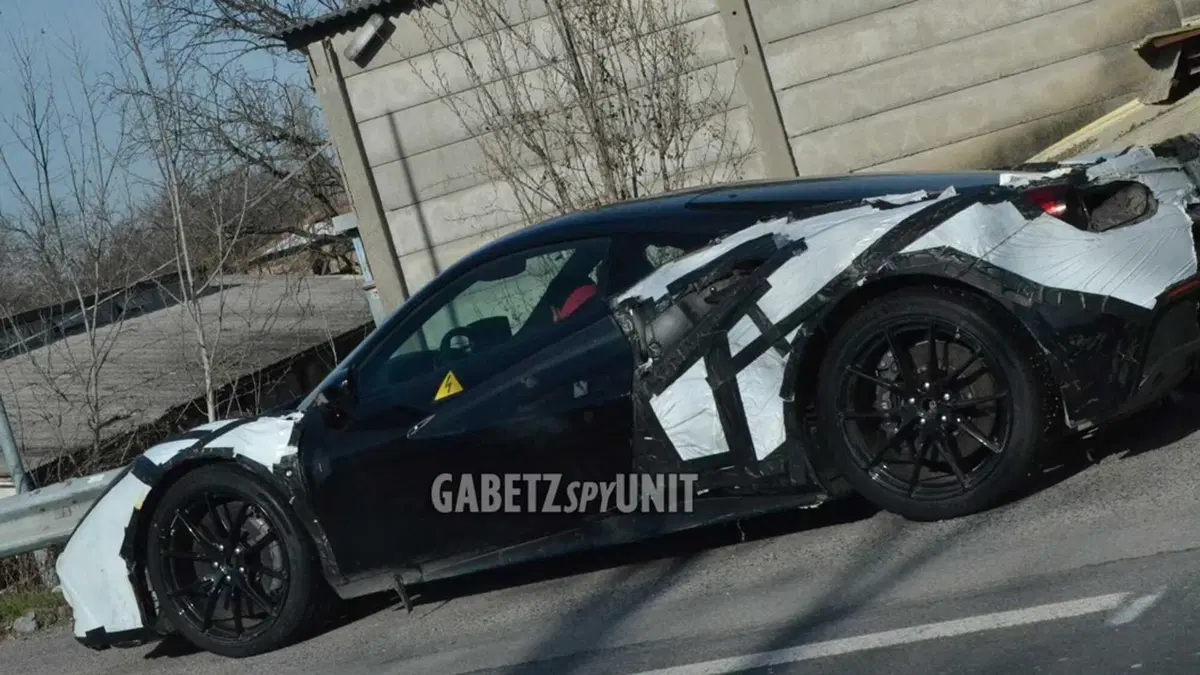 Da Ferrari F8 Tributo ad V6 Erede ibrida | Le ipotesi sulla 488 camuffata ma certamente elettrificata (2)