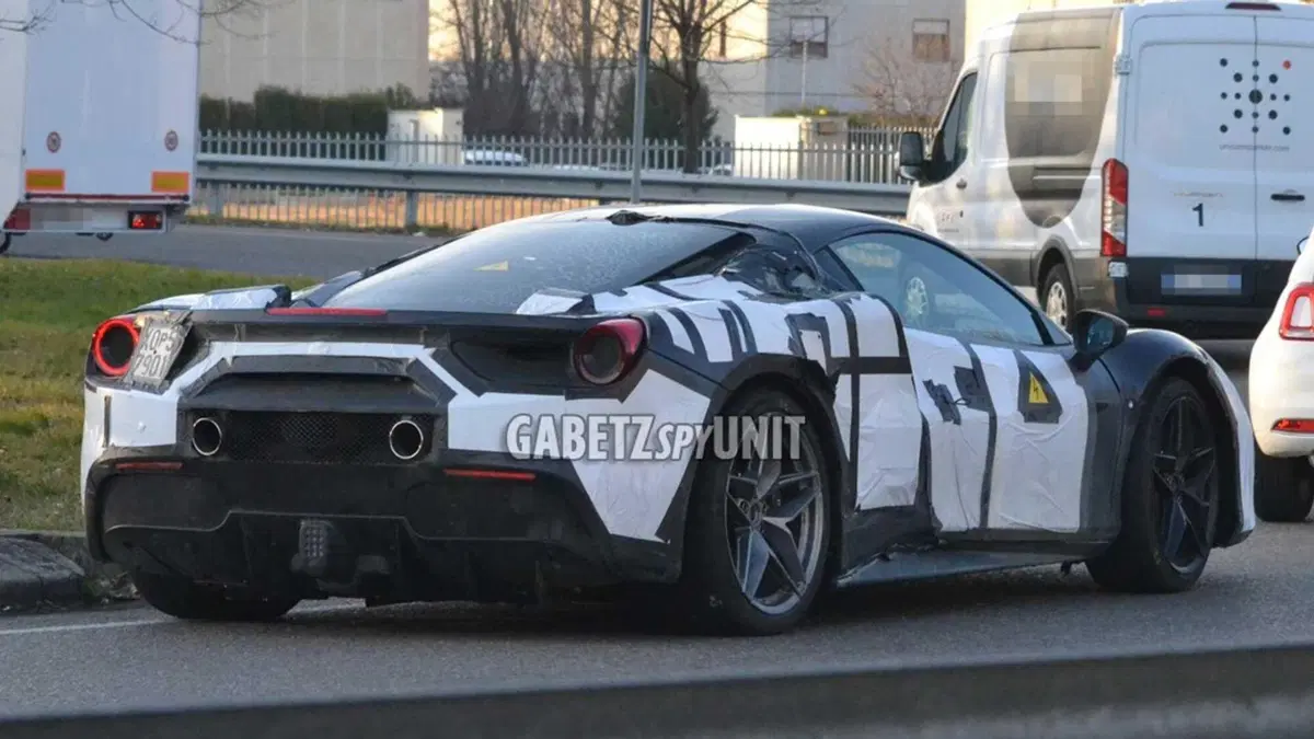 Da Ferrari F8 Tributo ad V6 Erede ibrida | Le ipotesi sulla 488 camuffata ma certamente elettrificata (6)