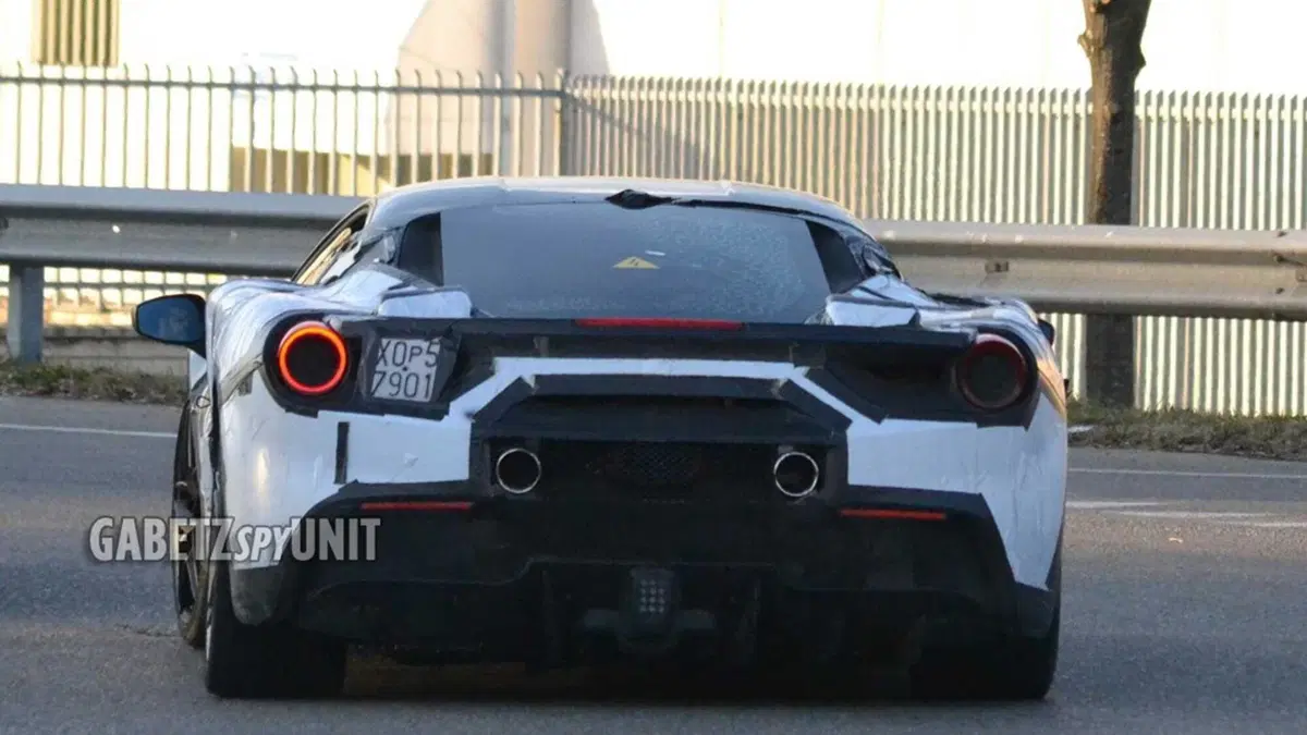 Da Ferrari F8 Tributo ad V6 Erede ibrida | Le ipotesi sulla 488 camuffata ma certamente elettrificata (7)