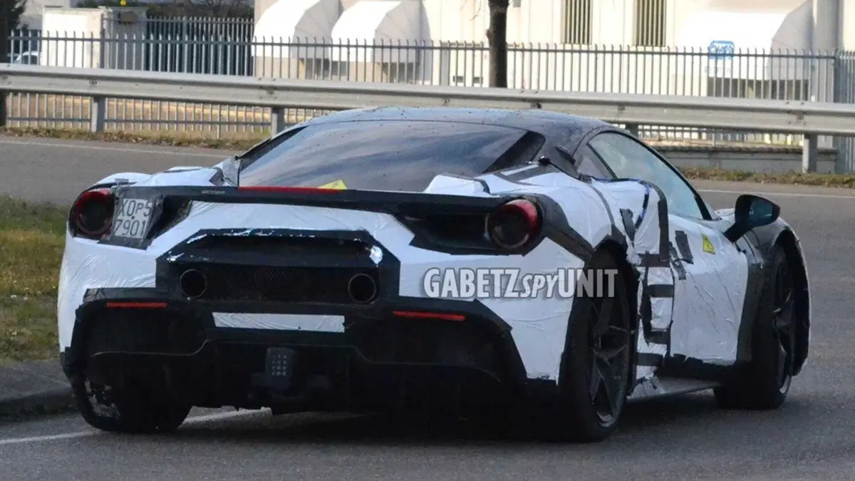 Da Ferrari F8 Tributo ad V6 Erede ibrida | Le ipotesi sulla 488 camuffata ma certamente elettrificata (3)