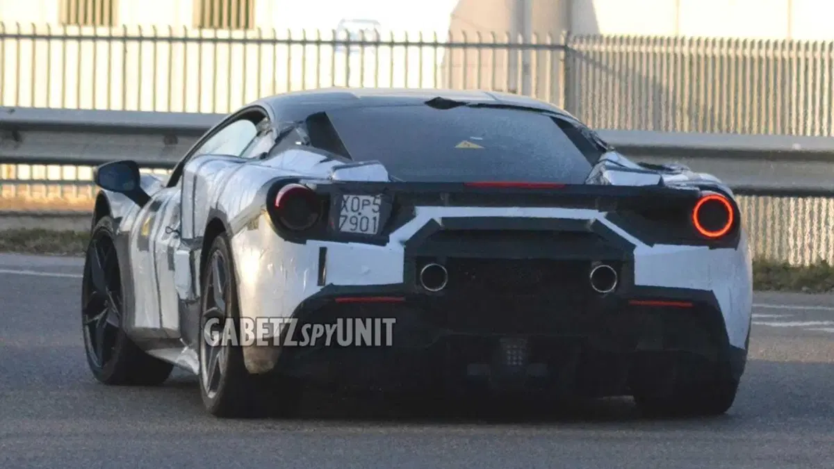 Da Ferrari F8 Tributo ad V6 Erede ibrida | Le ipotesi sulla 488 camuffata ma certamente elettrificata (4)