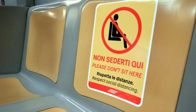 Milano, arriva la segnaletica per la Fase 2 sulla metropolitana