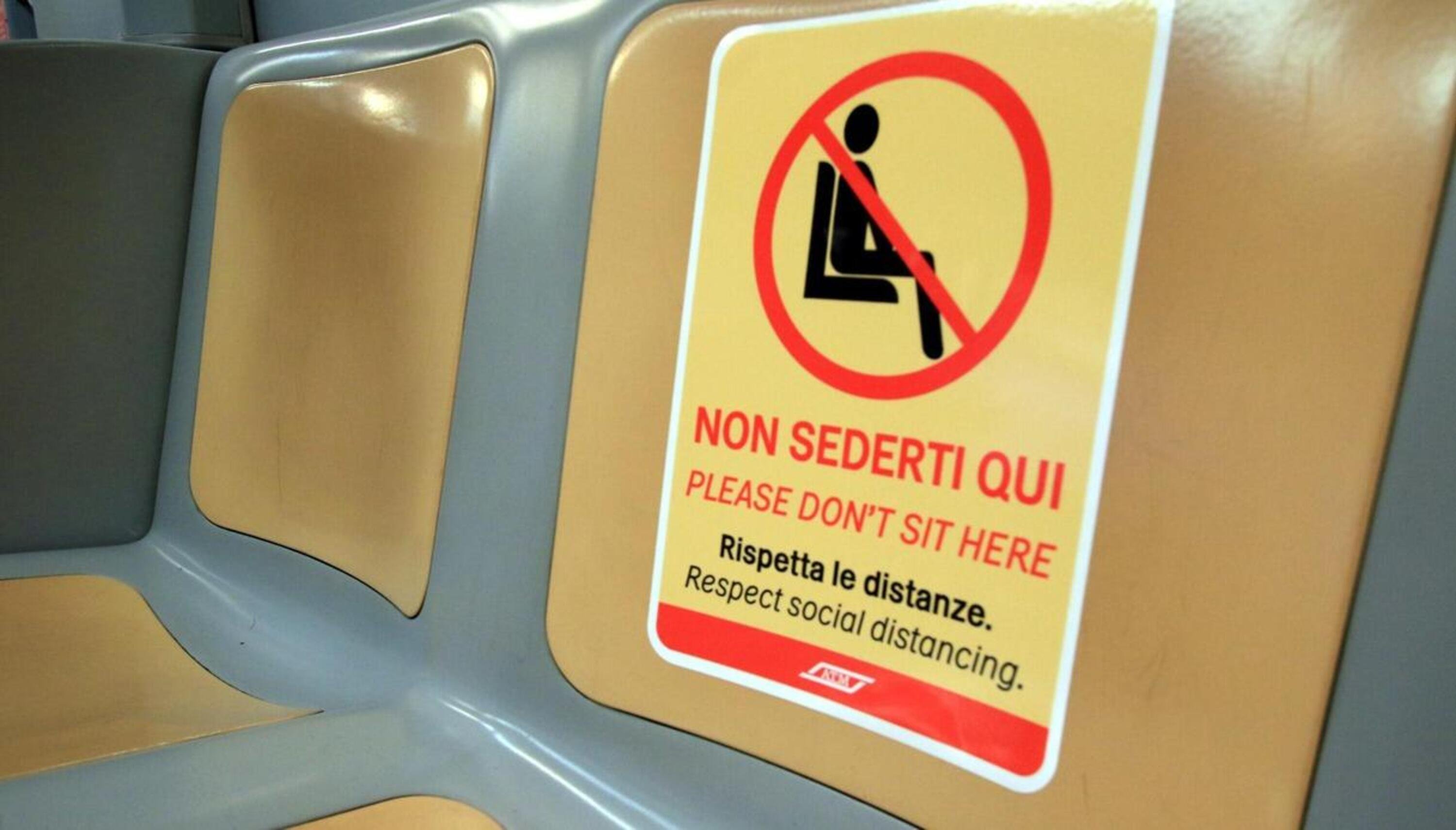 Milano, arriva la segnaletica per la Fase 2 sulla metropolitana