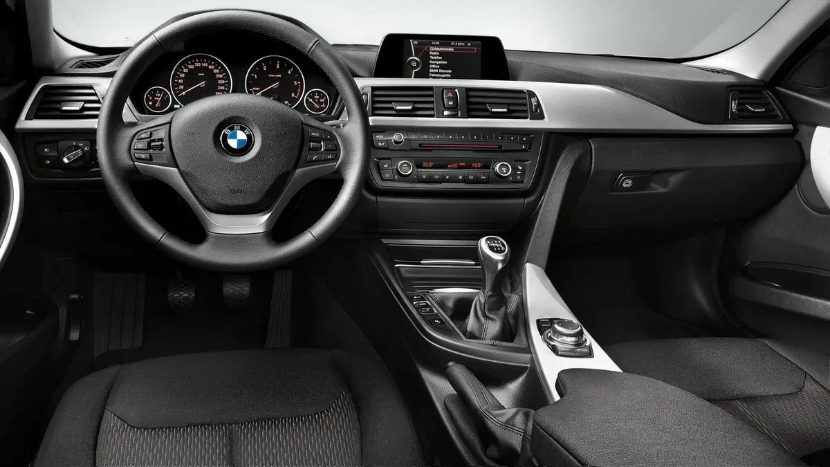 Evoluzione interni auto BMW nei decenni: le stimmate della berlina tedesca che durano nel tempo [Foto Gallery] (3)