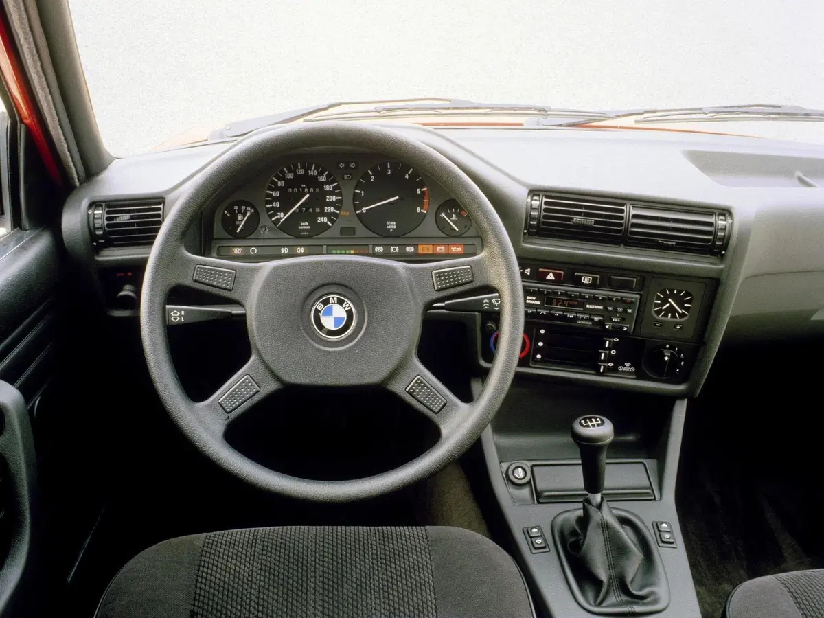 Evoluzione interni auto BMW nei decenni: le stimmate della berlina tedesca che durano nel tempo [Foto Gallery] (6)