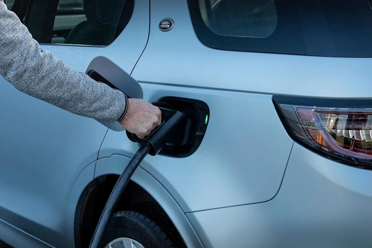 Land Rover, arriva l'ibrido plug-in per Evoque e Discovery Sport (8)