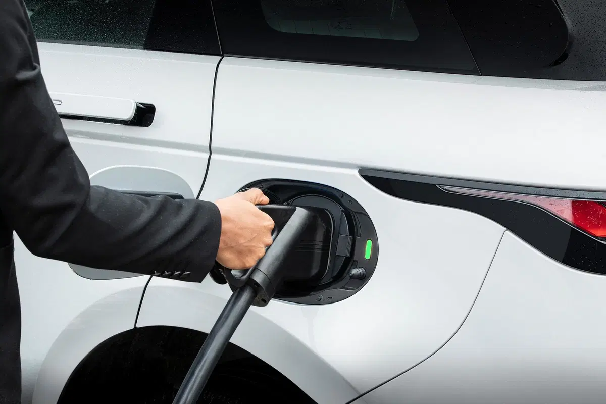 Land Rover, arriva l'ibrido plug-in per Evoque e Discovery Sport (21)