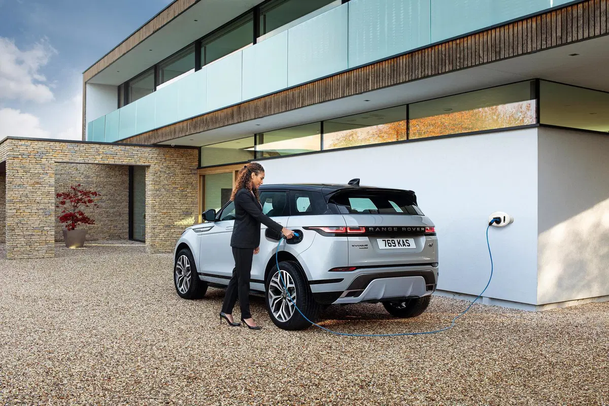 Land Rover, arriva l'ibrido plug-in per Evoque e Discovery Sport (31)