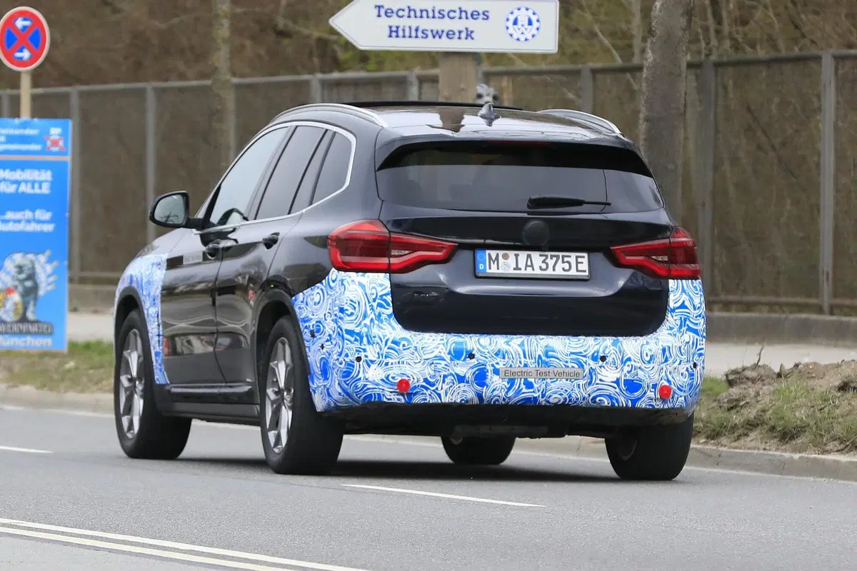 BMW iX3: ecco il SUV elettrico in strada [Foto spia] (18)