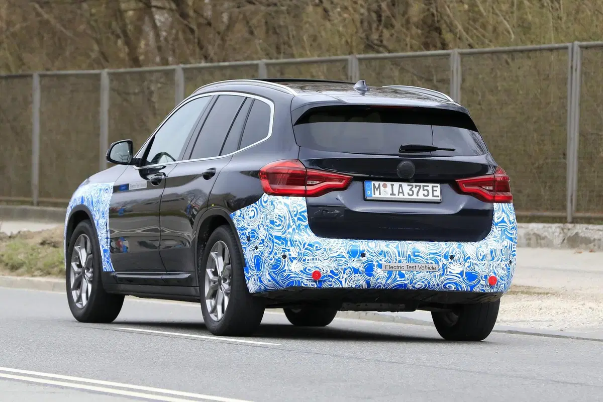 BMW iX3: ecco il SUV elettrico in strada [Foto spia] (19)