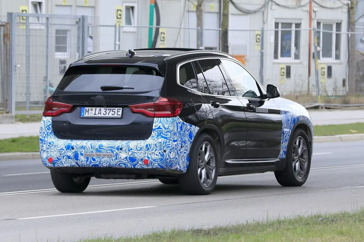 BMW iX3: ecco il SUV elettrico in strada [Foto spia] (7)