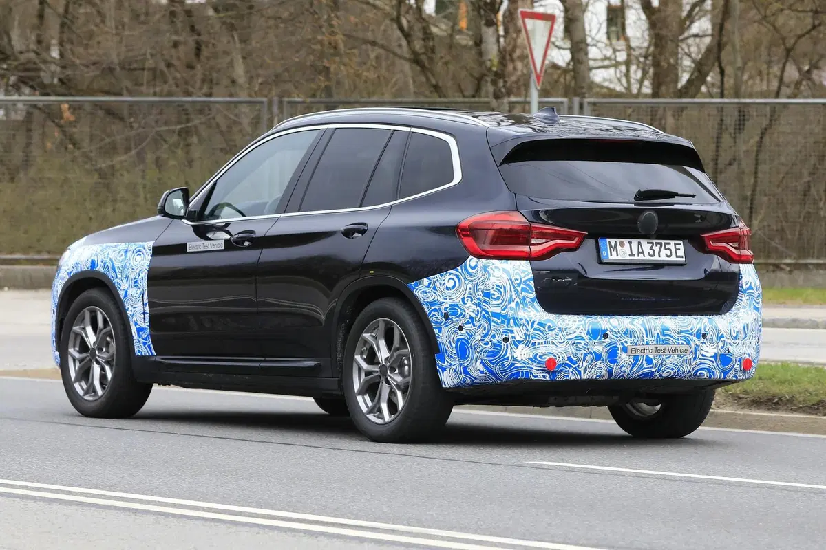 BMW iX3: ecco il SUV elettrico in strada [Foto spia] (16)