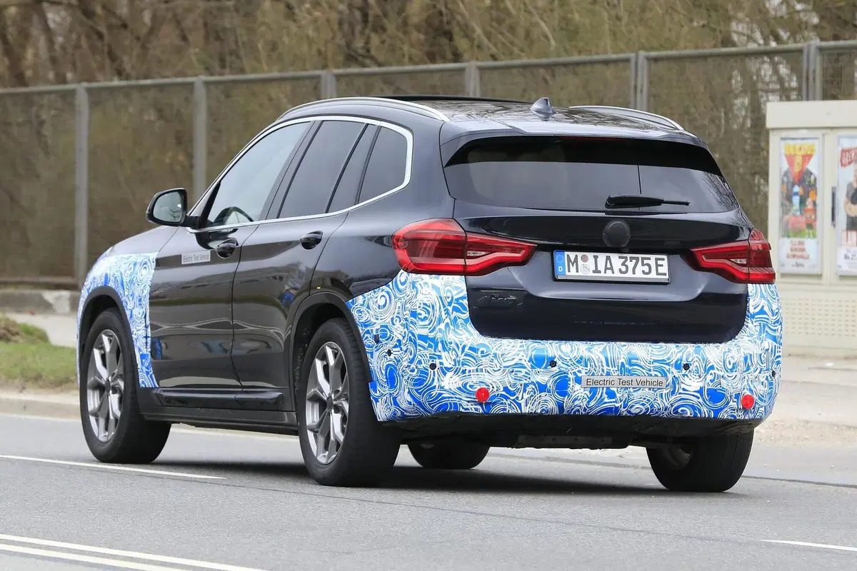 BMW iX3: ecco il SUV elettrico in strada [Foto spia] (17)