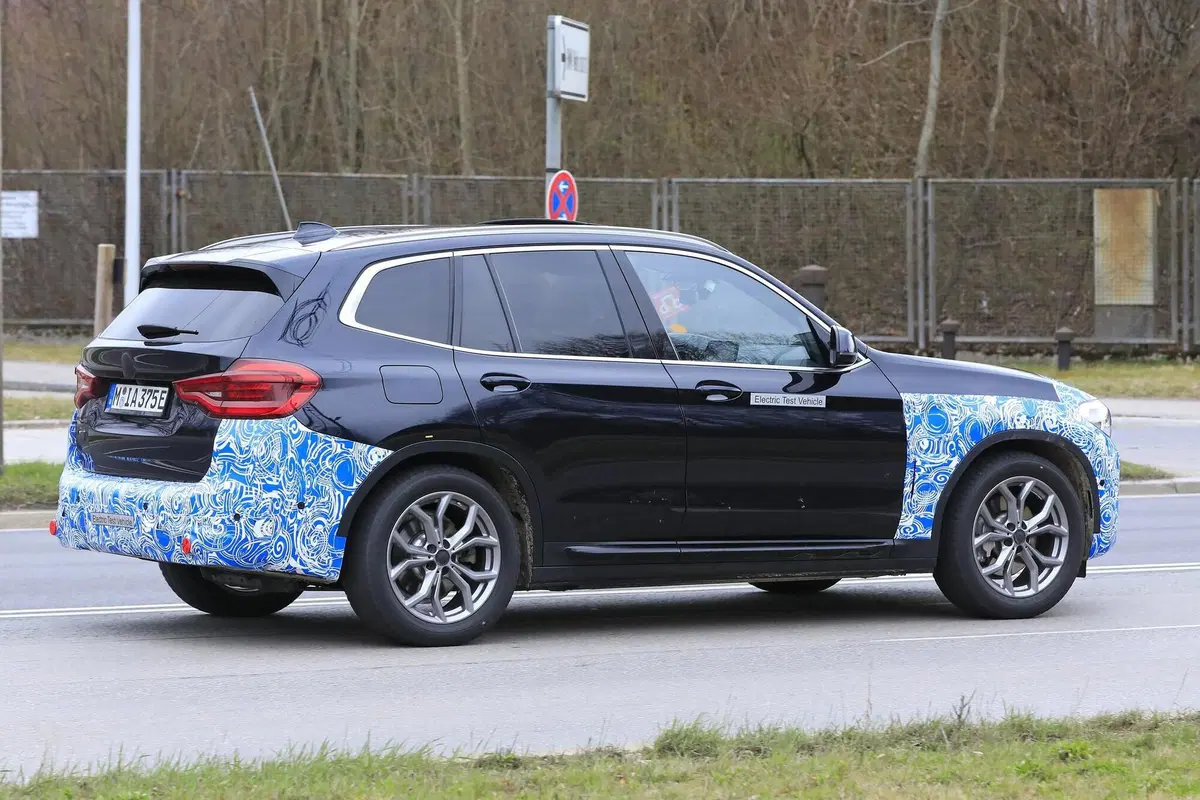 BMW iX3: ecco il SUV elettrico in strada [Foto spia] (6)