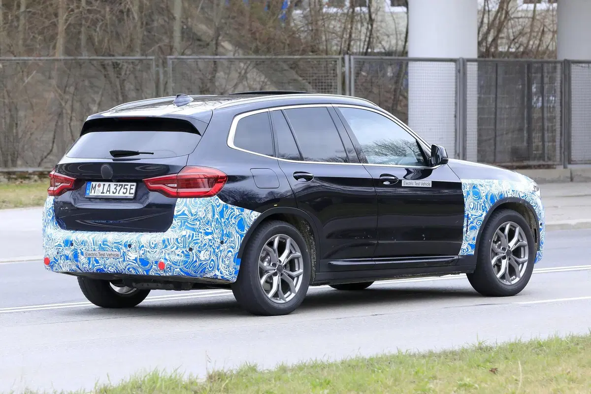 BMW iX3: ecco il SUV elettrico in strada [Foto spia] (5)