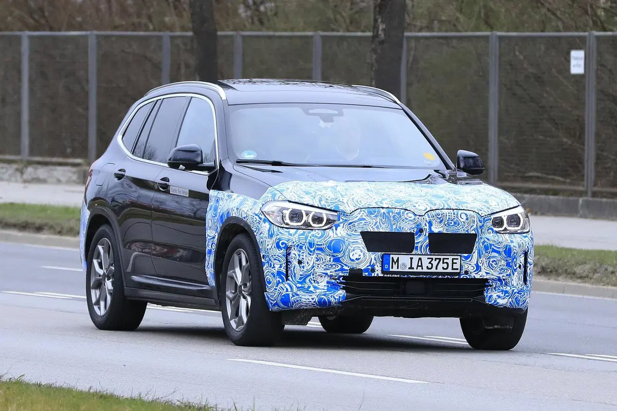 BMW iX3: ecco il SUV elettrico in strada [Foto spia]