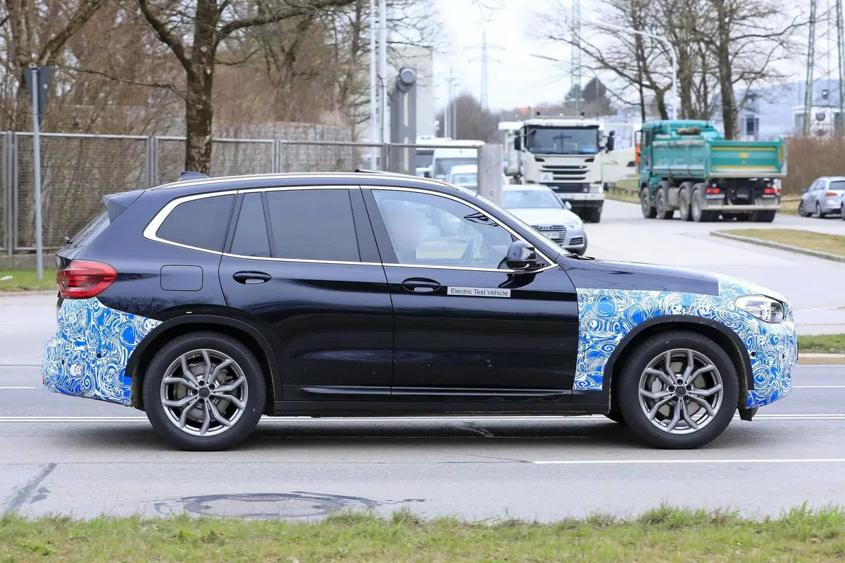 BMW iX3: ecco il SUV elettrico in strada [Foto spia] (4)