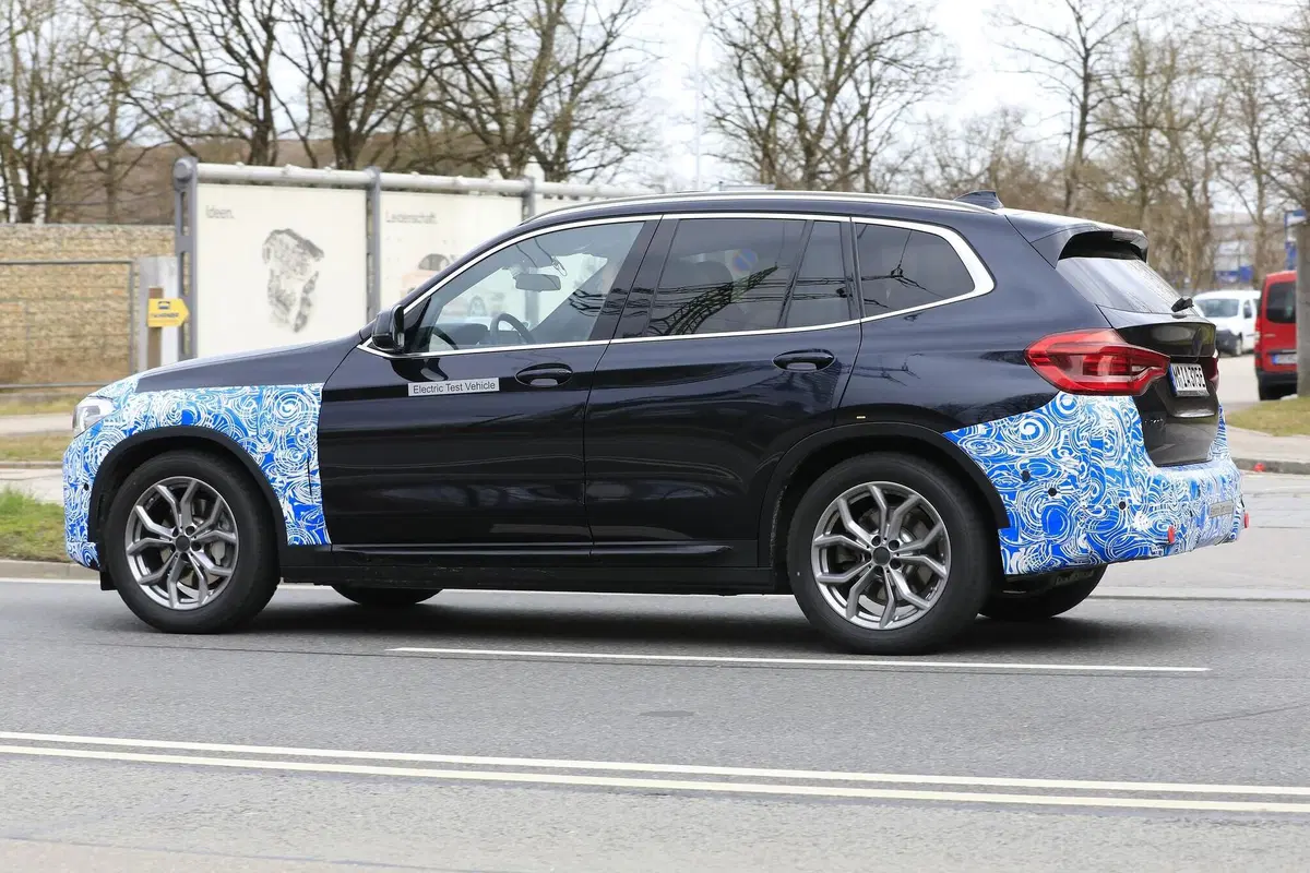 BMW iX3: ecco il SUV elettrico in strada [Foto spia] (14)