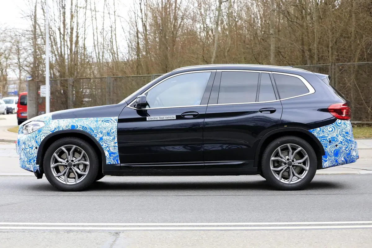 BMW iX3: ecco il SUV elettrico in strada [Foto spia] (13)