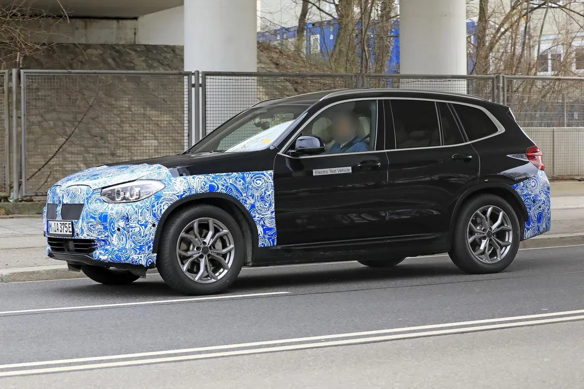 BMW iX3: ecco il SUV elettrico in strada [Foto spia] (12)