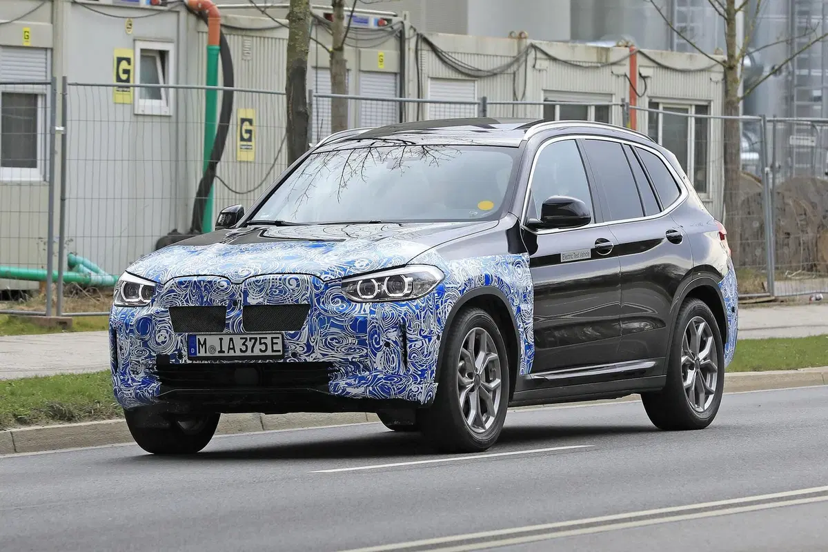 BMW iX3: ecco il SUV elettrico in strada [Foto spia] (9)