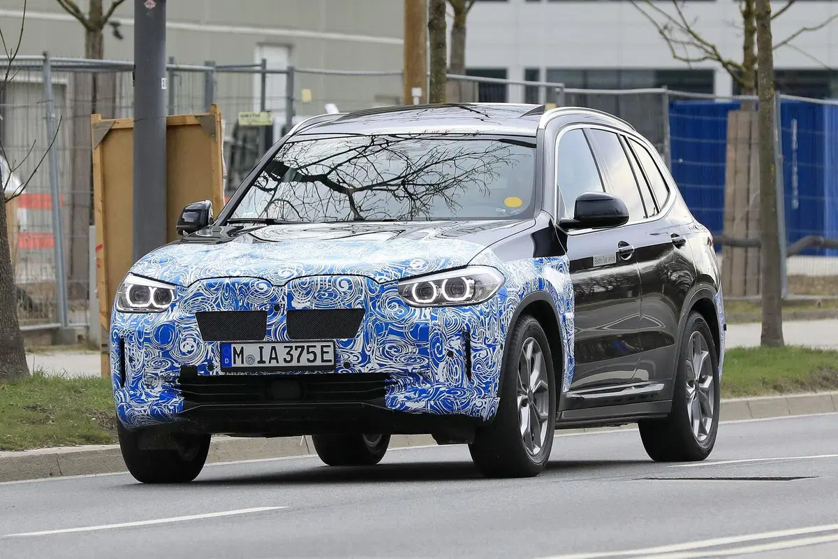 BMW iX3: ecco il SUV elettrico in strada [Foto spia] (8)