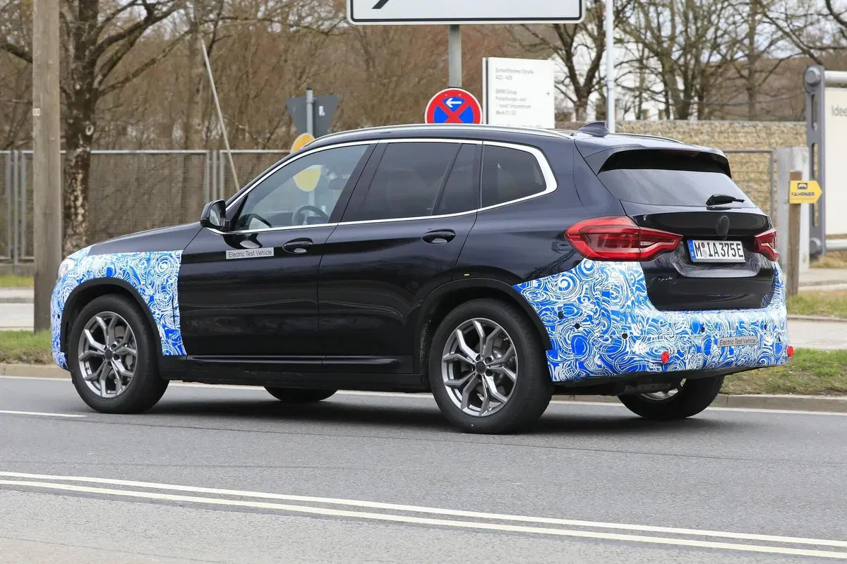 BMW iX3: ecco il SUV elettrico in strada [Foto spia] (15)