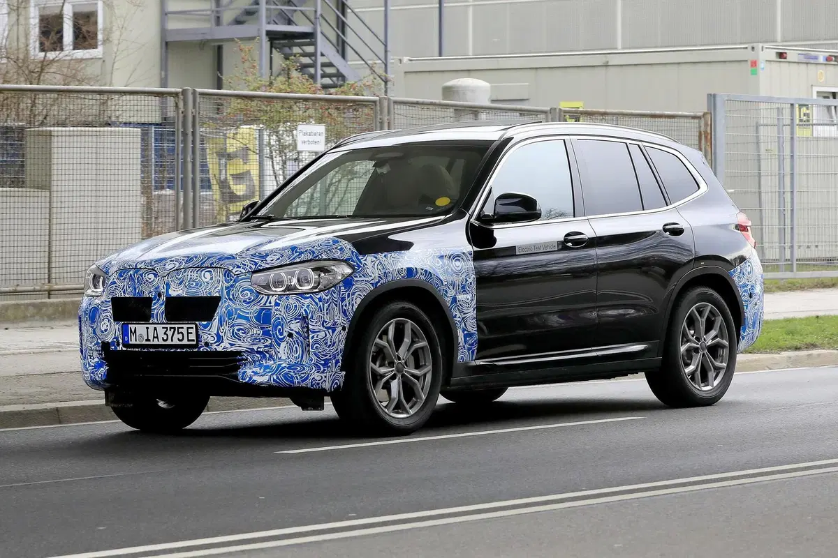BMW iX3: ecco il SUV elettrico in strada [Foto spia] (10)
