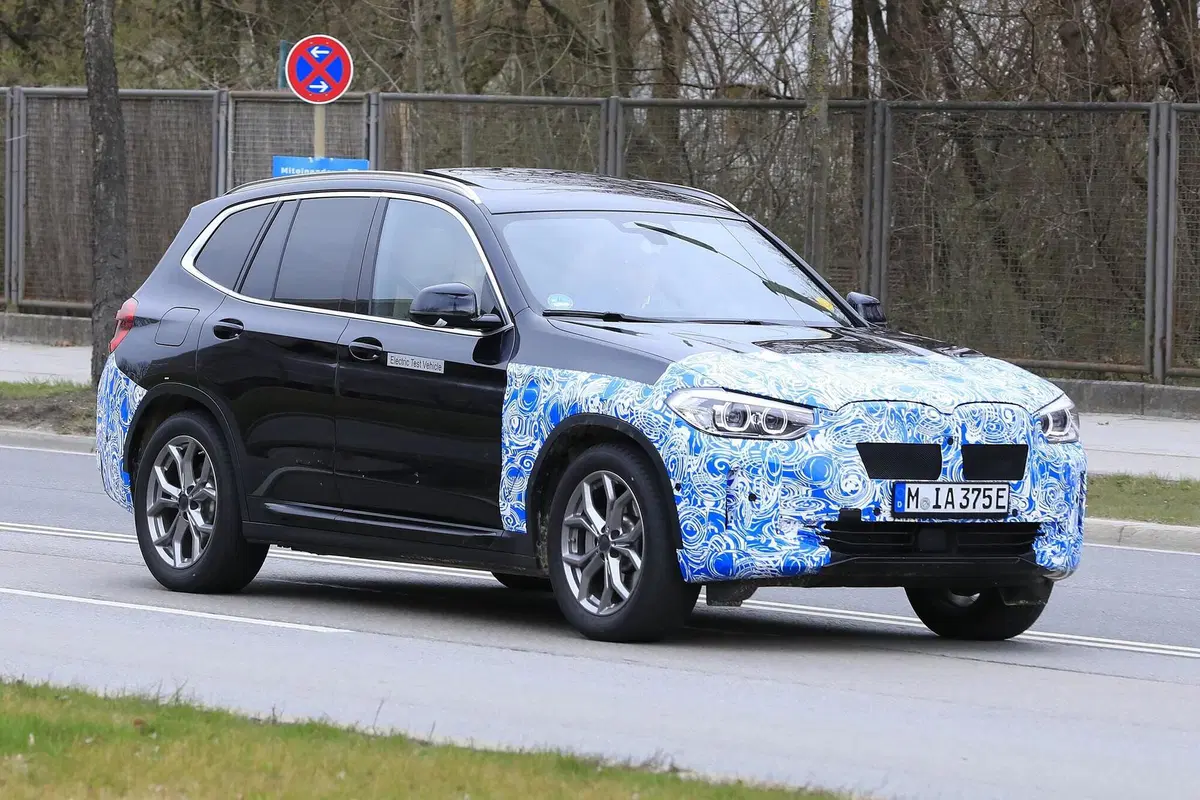 BMW iX3: ecco il SUV elettrico in strada [Foto spia] (2)