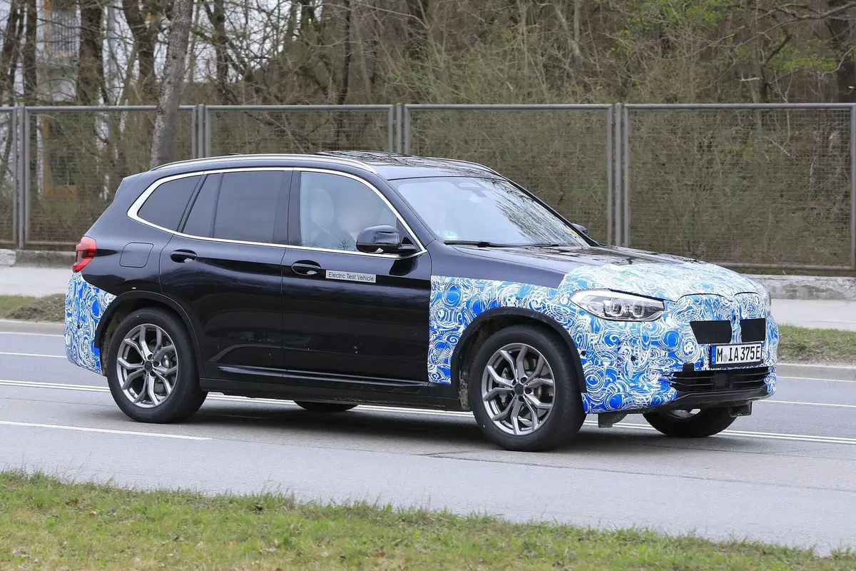 BMW iX3: ecco il SUV elettrico in strada [Foto spia] (3)