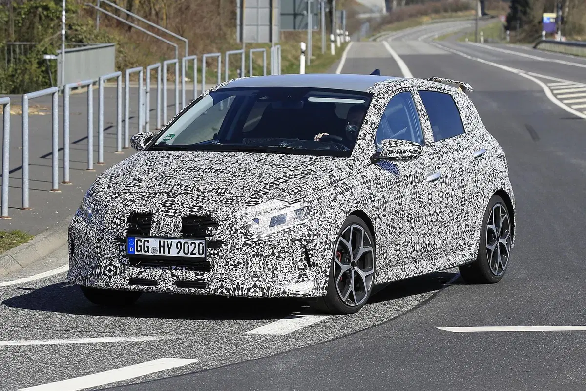 Hyundai i20 N: la hot hatch coreana si fa vedere meglio [Foto spia] (2)