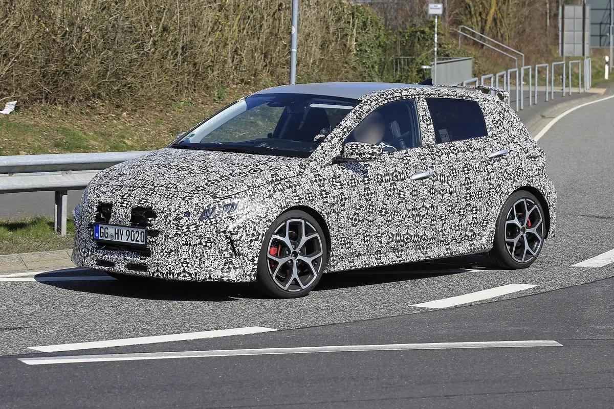 Hyundai i20 N: la hot hatch coreana si fa vedere meglio [Foto spia] (3)