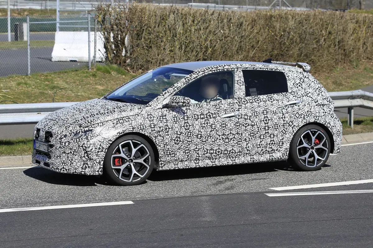 Hyundai i20 N: la hot hatch coreana si fa vedere meglio [Foto spia] (4)
