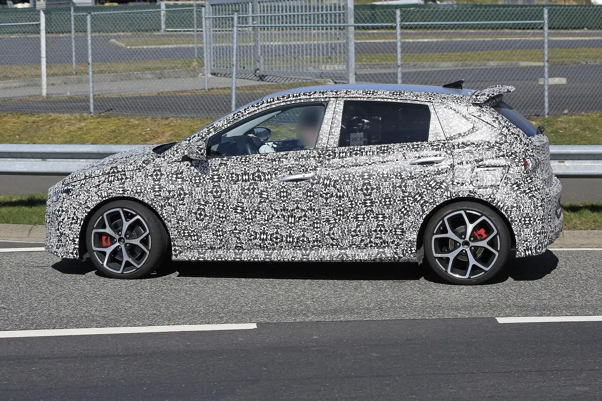 Hyundai i20 N: la hot hatch coreana si fa vedere meglio [Foto spia] (5)
