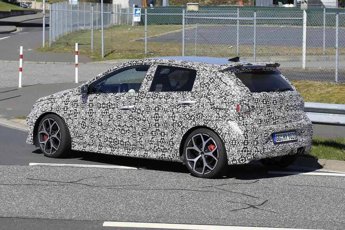 Hyundai i20 N: la hot hatch coreana si fa vedere meglio [Foto spia] (6)