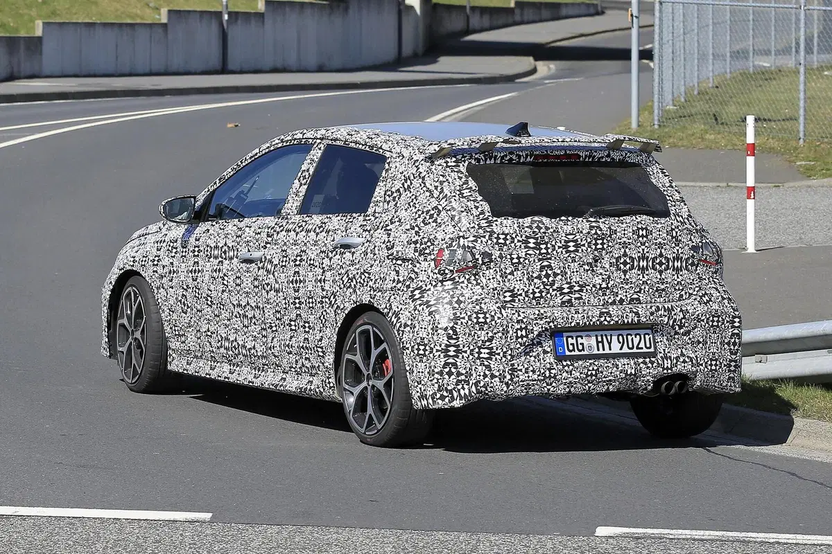 Hyundai i20 N: la hot hatch coreana si fa vedere meglio [Foto spia] (7)