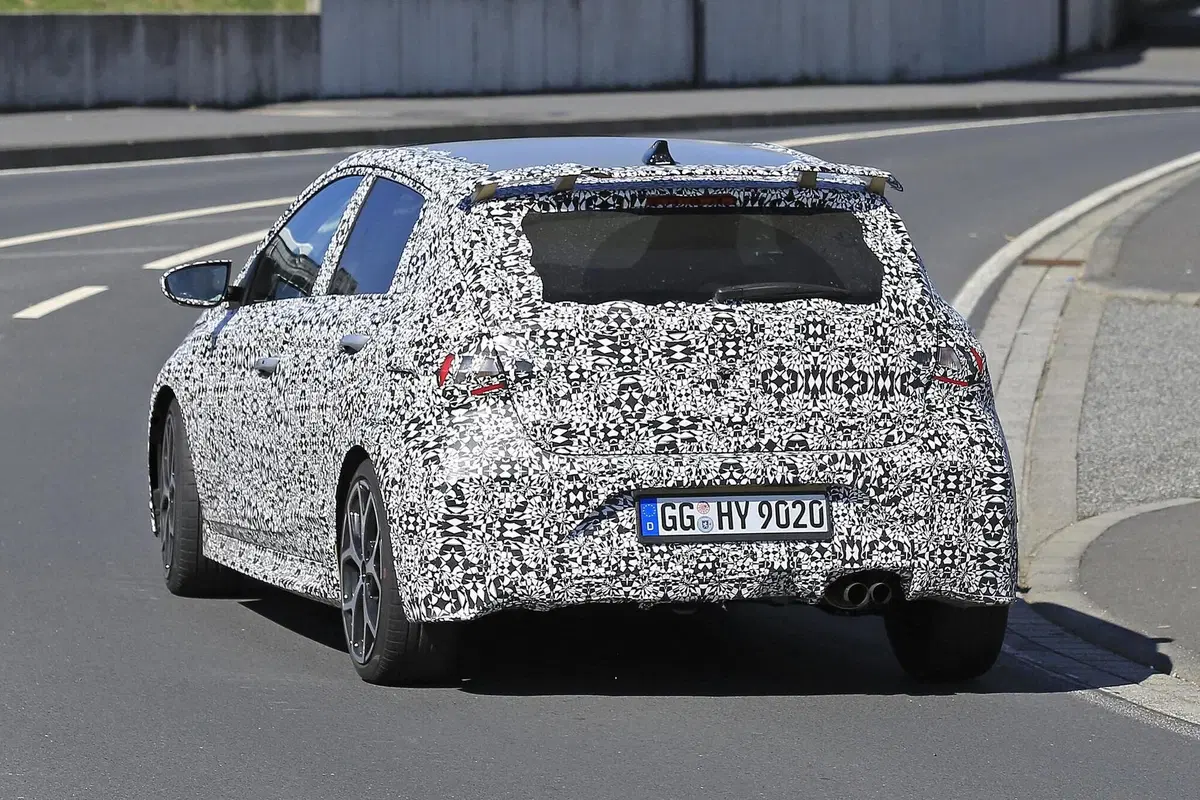 Hyundai i20 N: la hot hatch coreana si fa vedere meglio [Foto spia] (8)