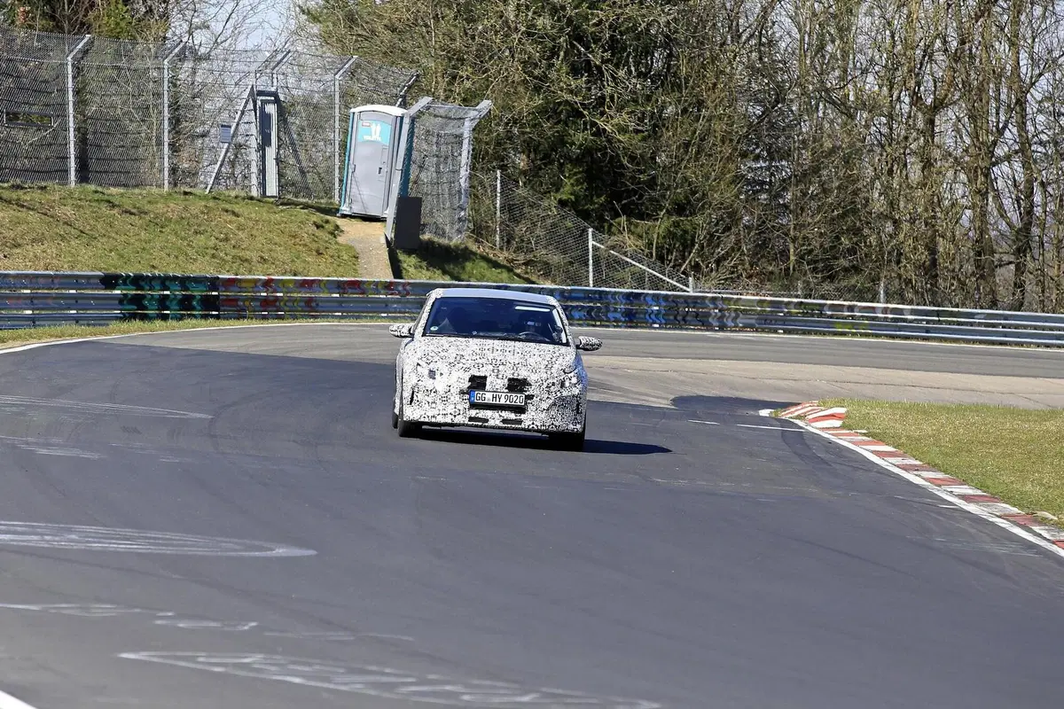 Hyundai i20 N: la hot hatch coreana si fa vedere meglio [Foto spia] (10)