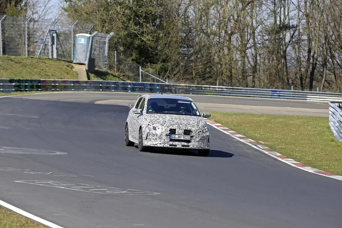 Hyundai i20 N: la hot hatch coreana si fa vedere meglio [Foto spia] (11)