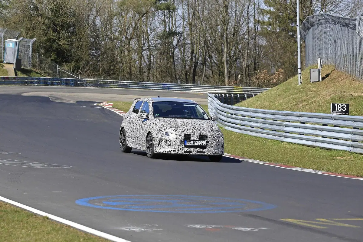 Hyundai i20 N: la hot hatch coreana si fa vedere meglio [Foto spia] (12)