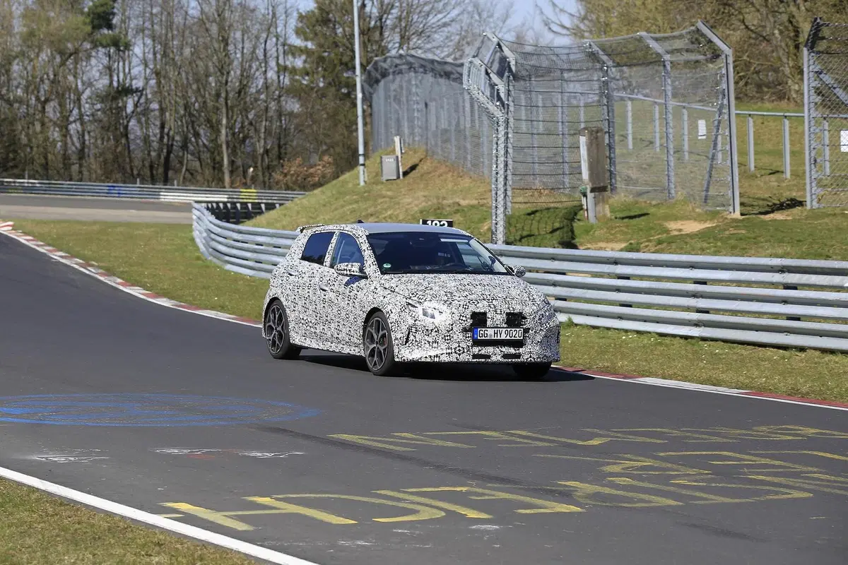 Hyundai i20 N: la hot hatch coreana si fa vedere meglio [Foto spia] (13)