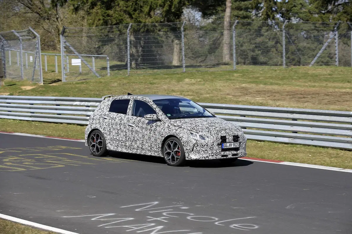 Hyundai i20 N: la hot hatch coreana si fa vedere meglio [Foto spia] (14)