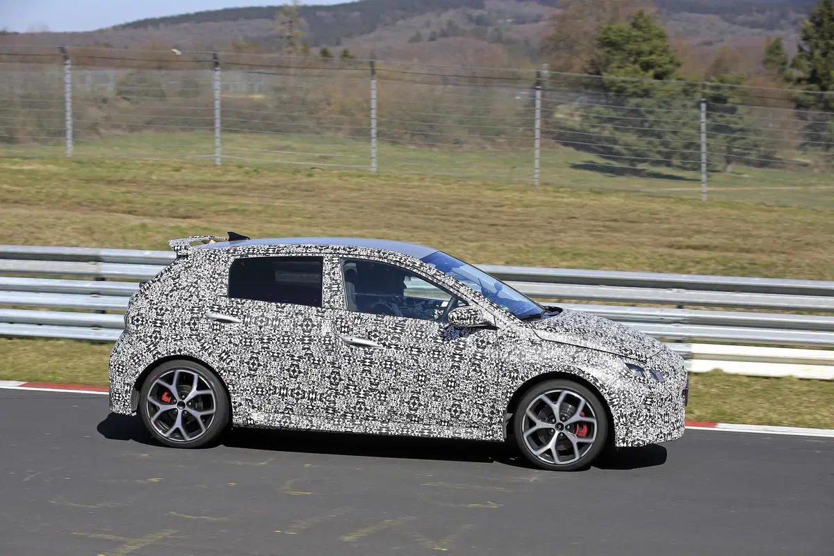 Hyundai i20 N: la hot hatch coreana si fa vedere meglio [Foto spia] (15)